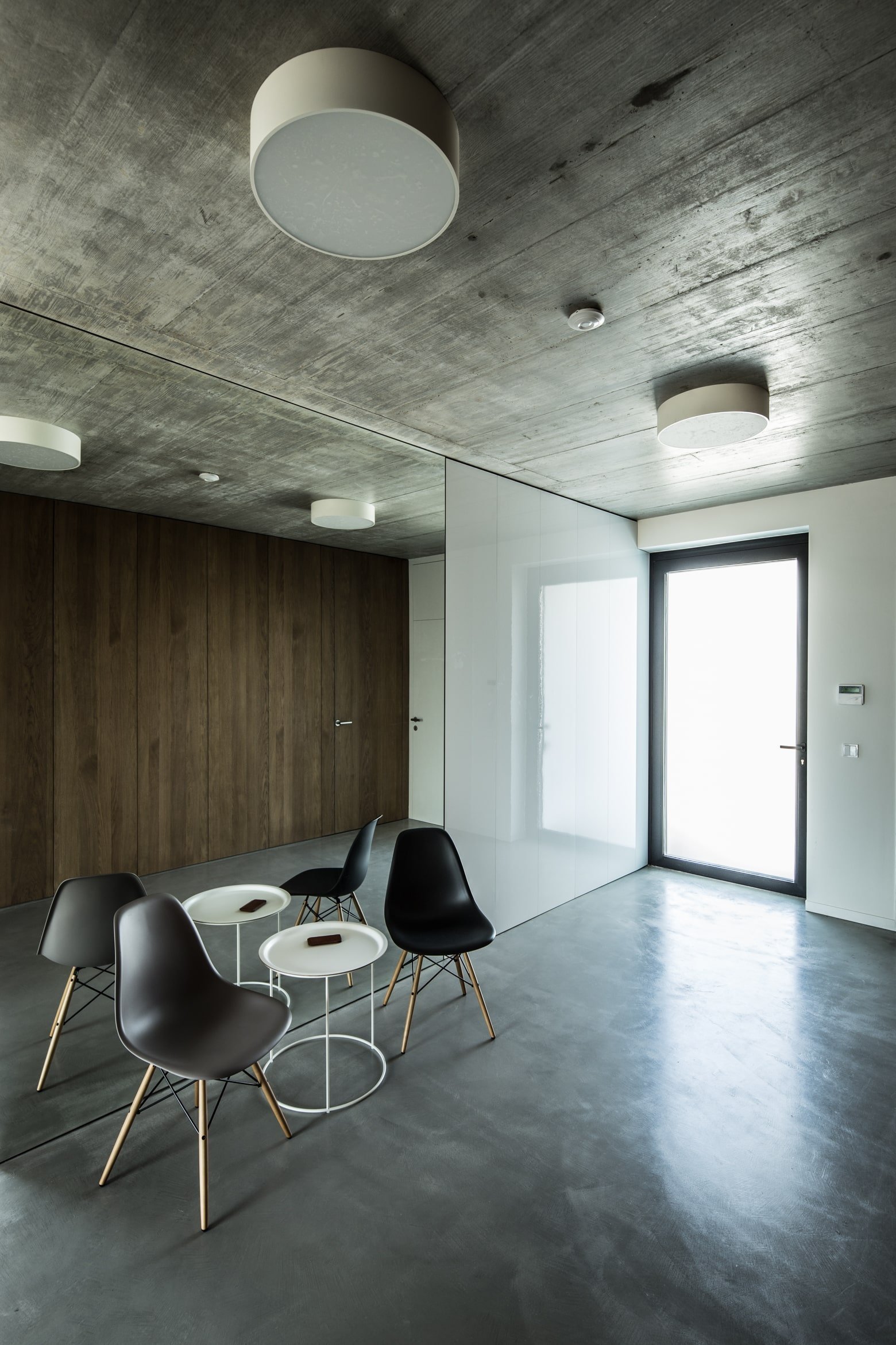 Dům s interiérem z betonu