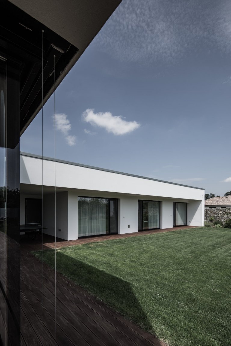 Dům s interiérem z betonu