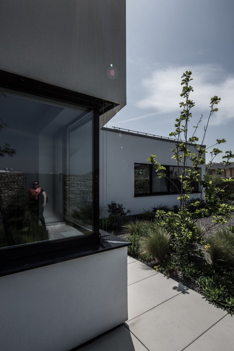 Dům s interiérem z betonu