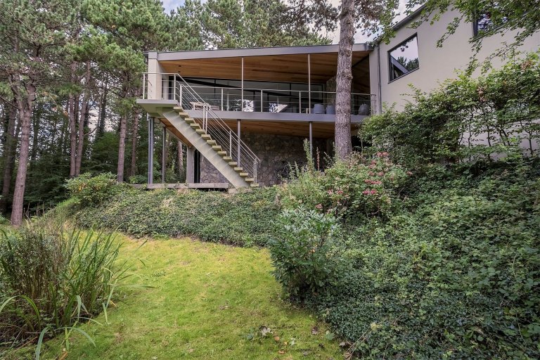 Dům obklopený lesem