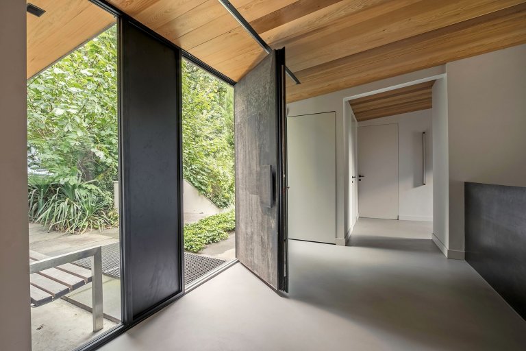 Dům obklopený lesem