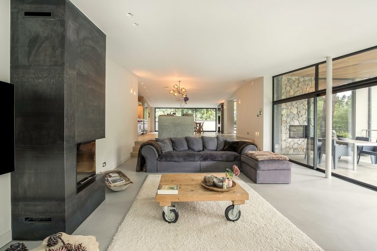 Dům obklopený lesem