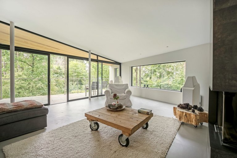 Dům obklopený lesem