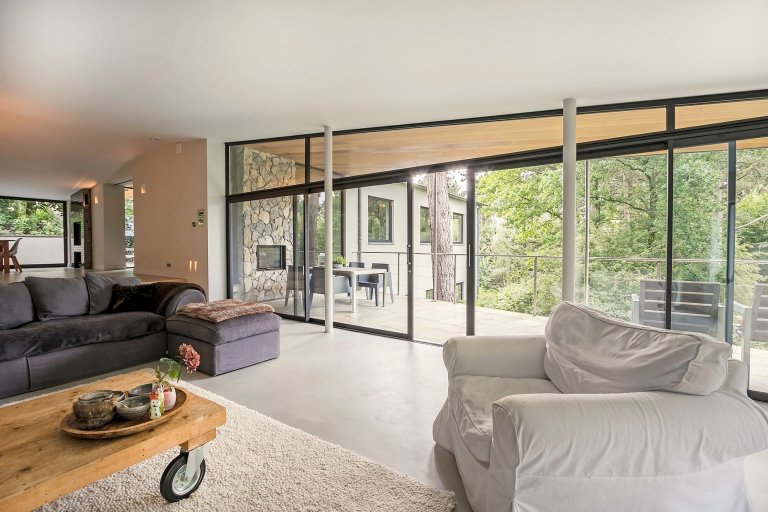 Dům obklopený lesem