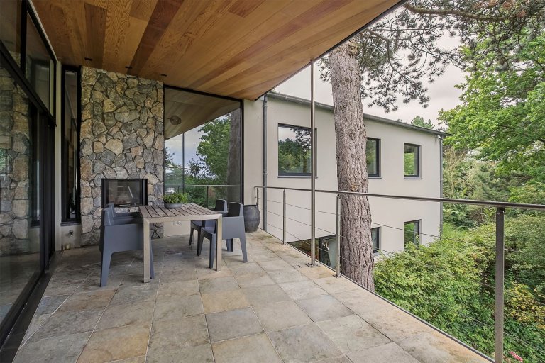 Dům obklopený lesem