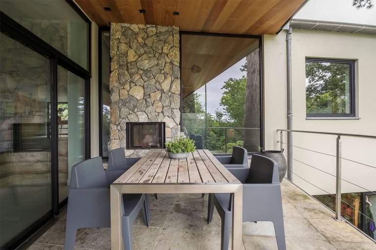 Dům obklopený lesem