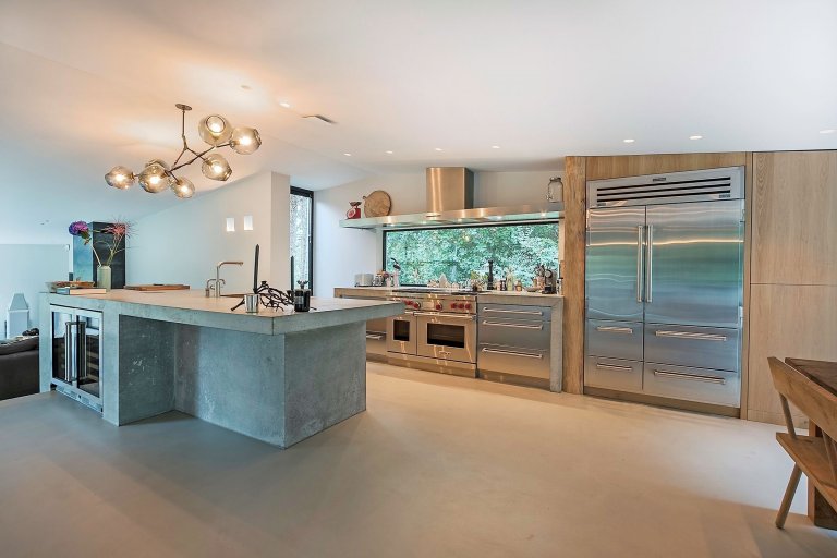 Dům obklopený lesem