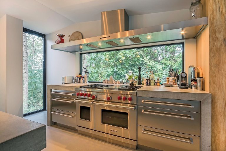 Dům obklopený lesem