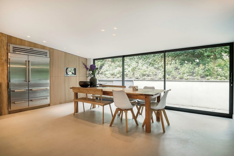 Dům obklopený lesem