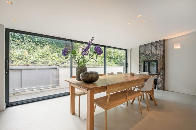 Dům obklopený lesem