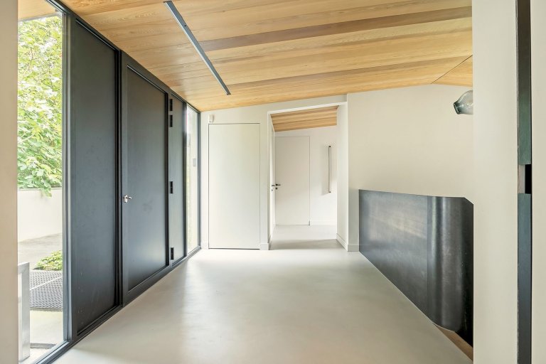 Dům obklopený lesem