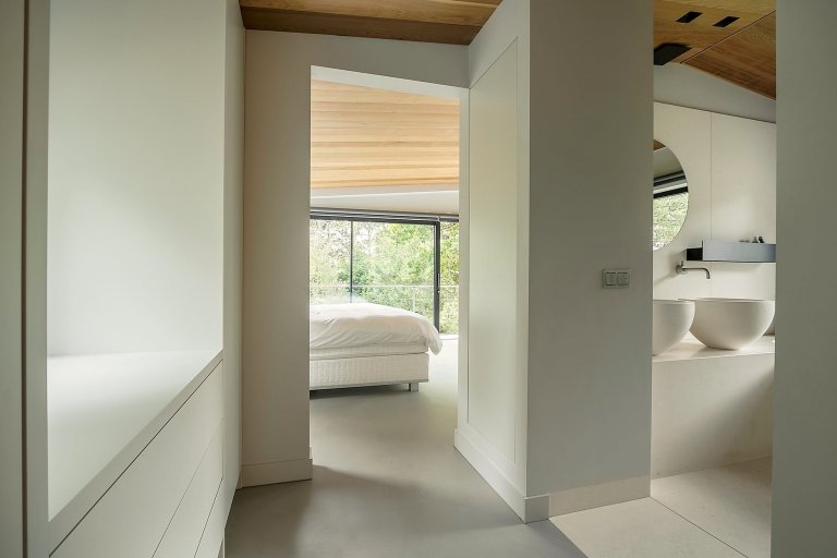 Dům obklopený lesem