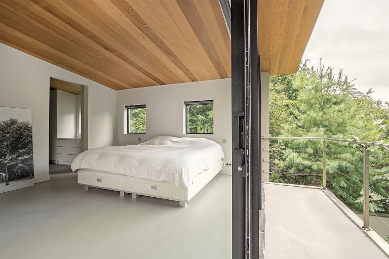 Dům obklopený lesem