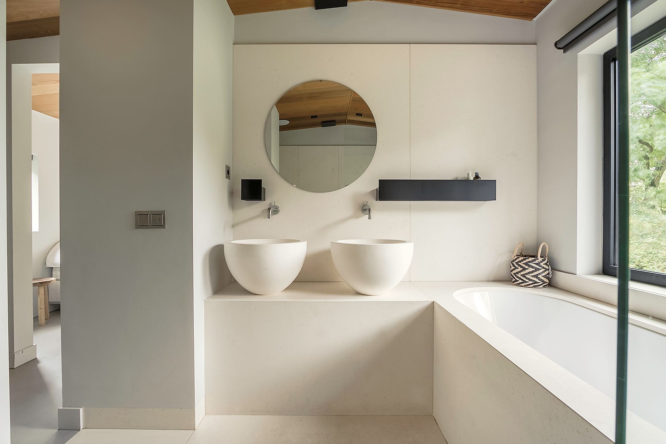 Dům obklopený lesem