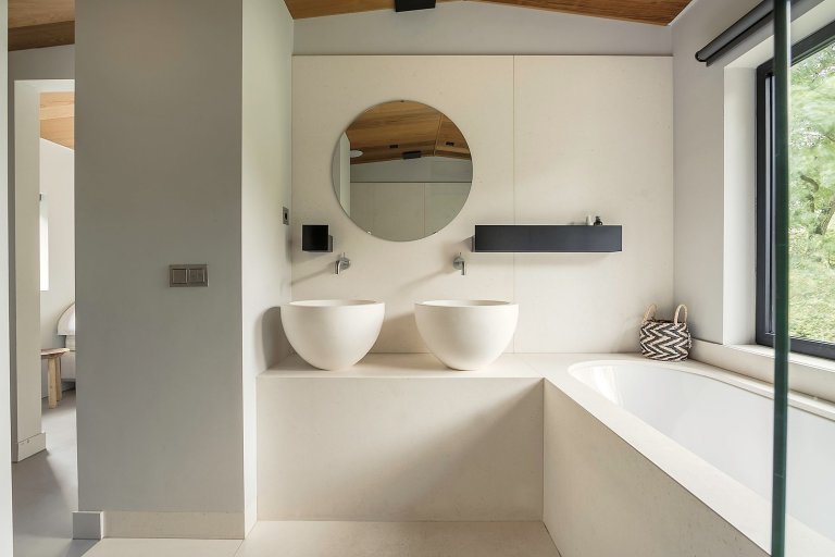 Dům obklopený lesem