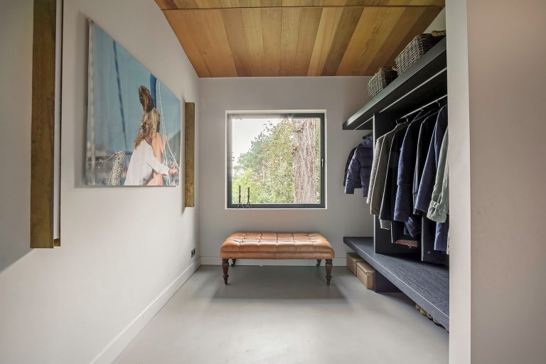 Dům obklopený lesem