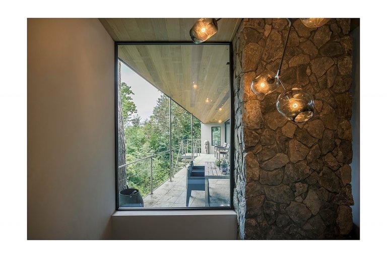 Dům obklopený lesem