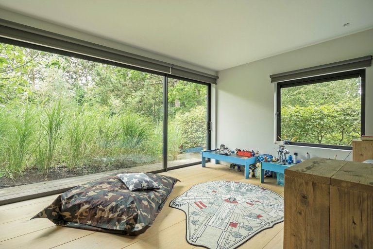 Dům obklopený lesem