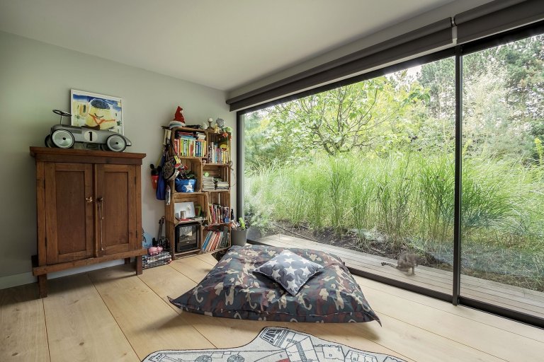 Dům obklopený lesem