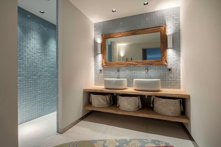 Dům obklopený lesem