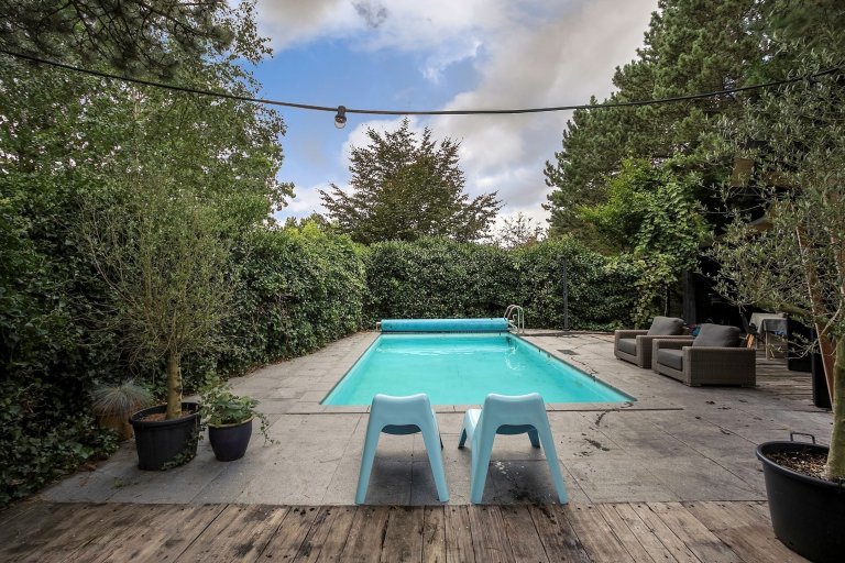 Dům obklopený lesem