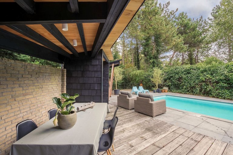 Dům obklopený lesem