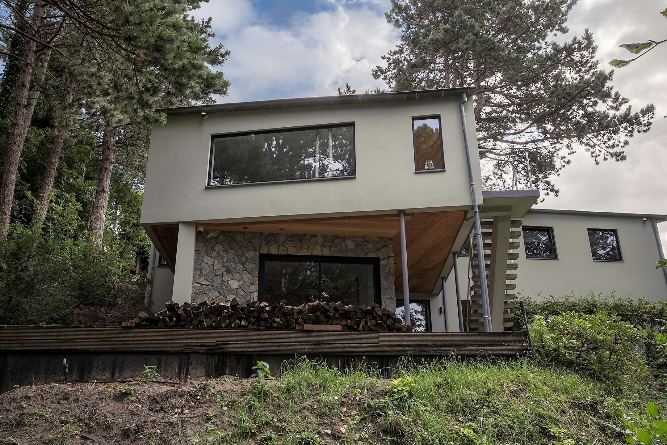 Dům obklopený lesem