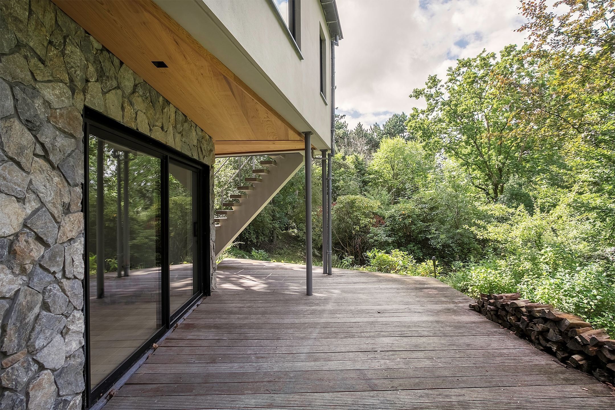 Dům obklopený lesem