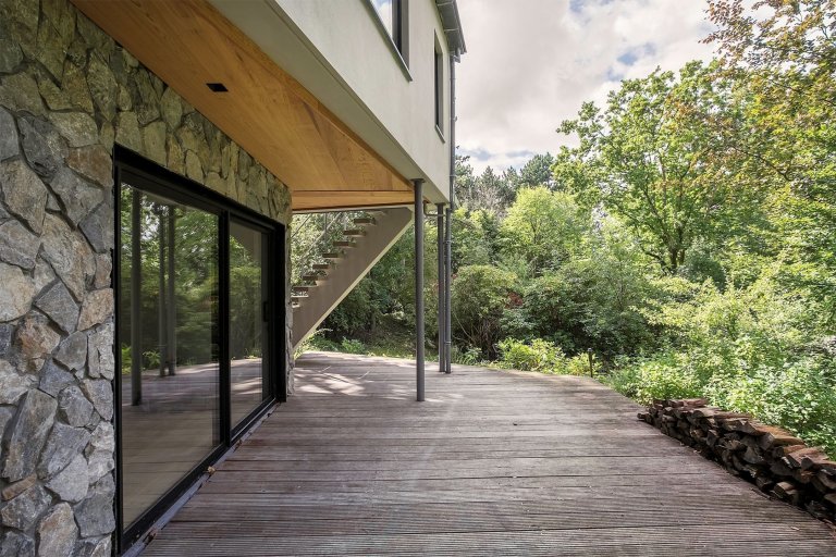 Dům obklopený lesem