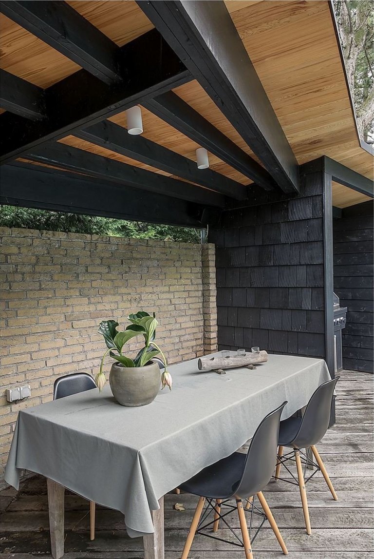 Dům obklopený lesem