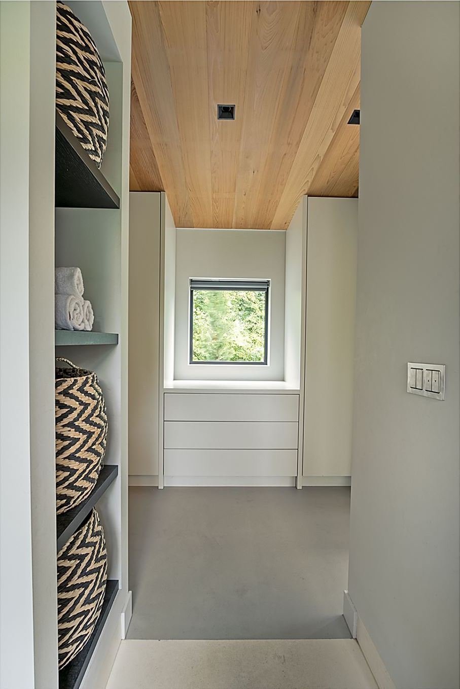 Dům obklopený lesem