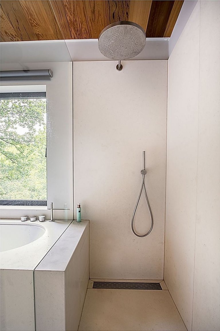 Dům obklopený lesem