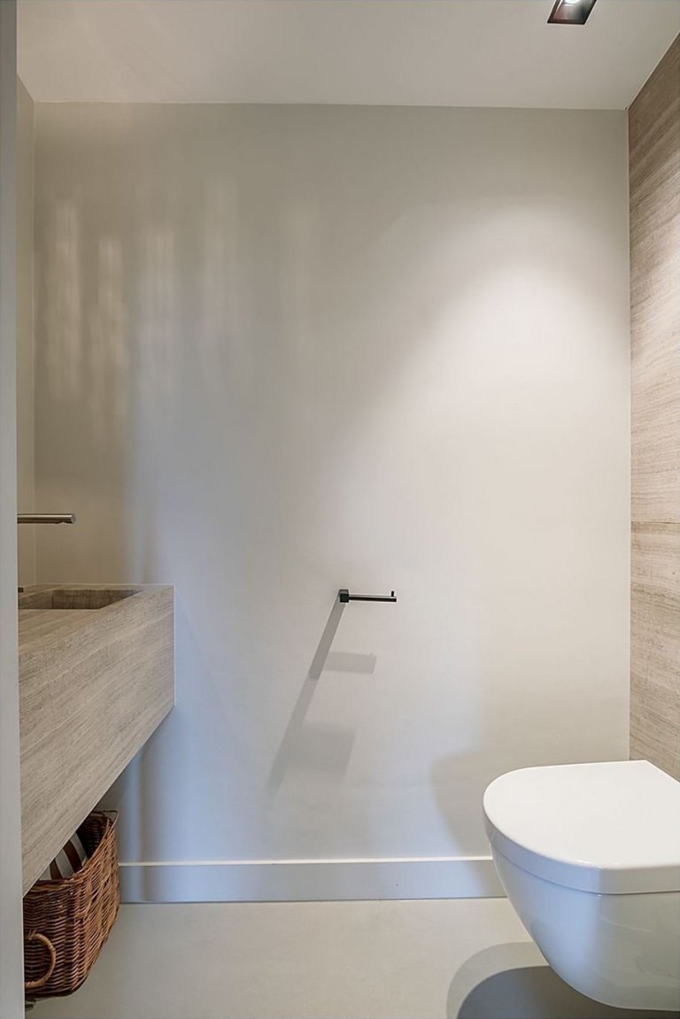 Dům obklopený lesem