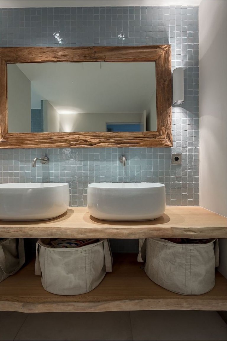 Dům obklopený lesem