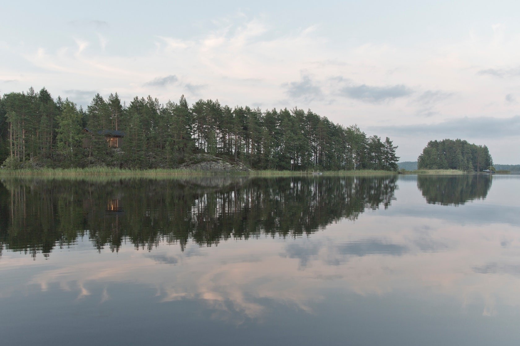 Chata na skále s výhledem na jezero