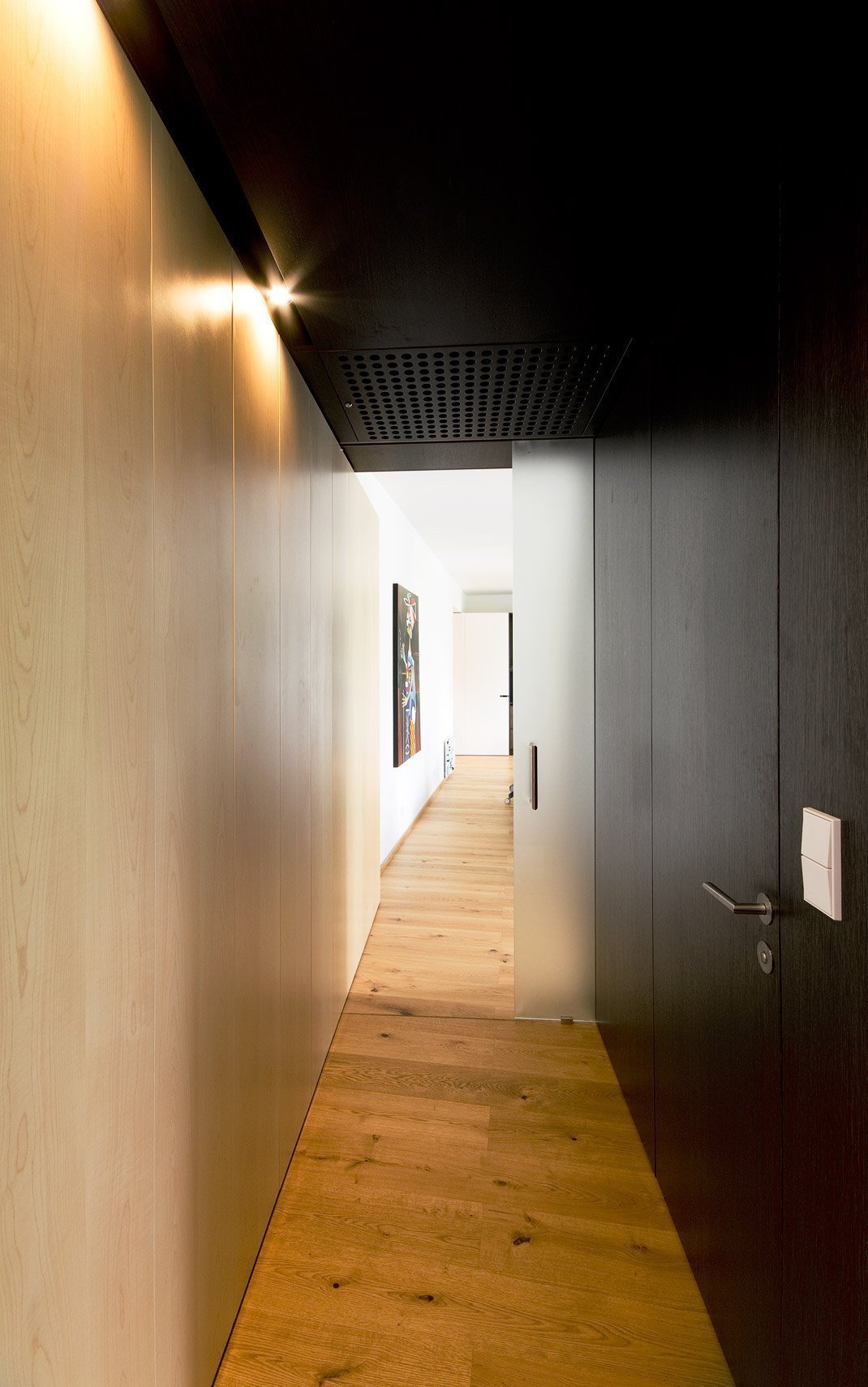 Proměna bytu? Černá mozaika i kuchyň bez horních skříněk