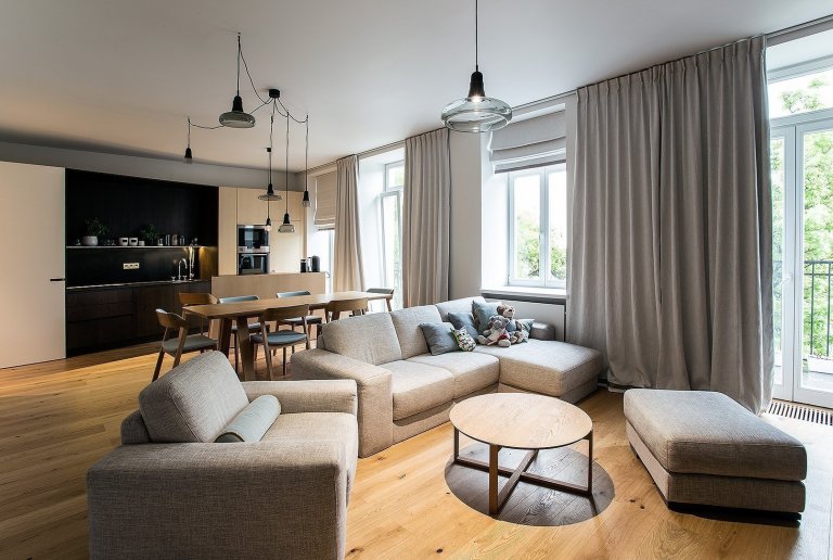 Proměna bytu? Černá mozaika i kuchyň bez horních skříněk