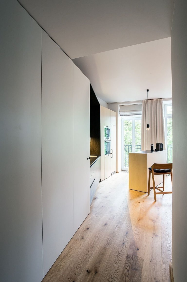 Proměna bytu? Černá mozaika i kuchyň bez horních skříněk