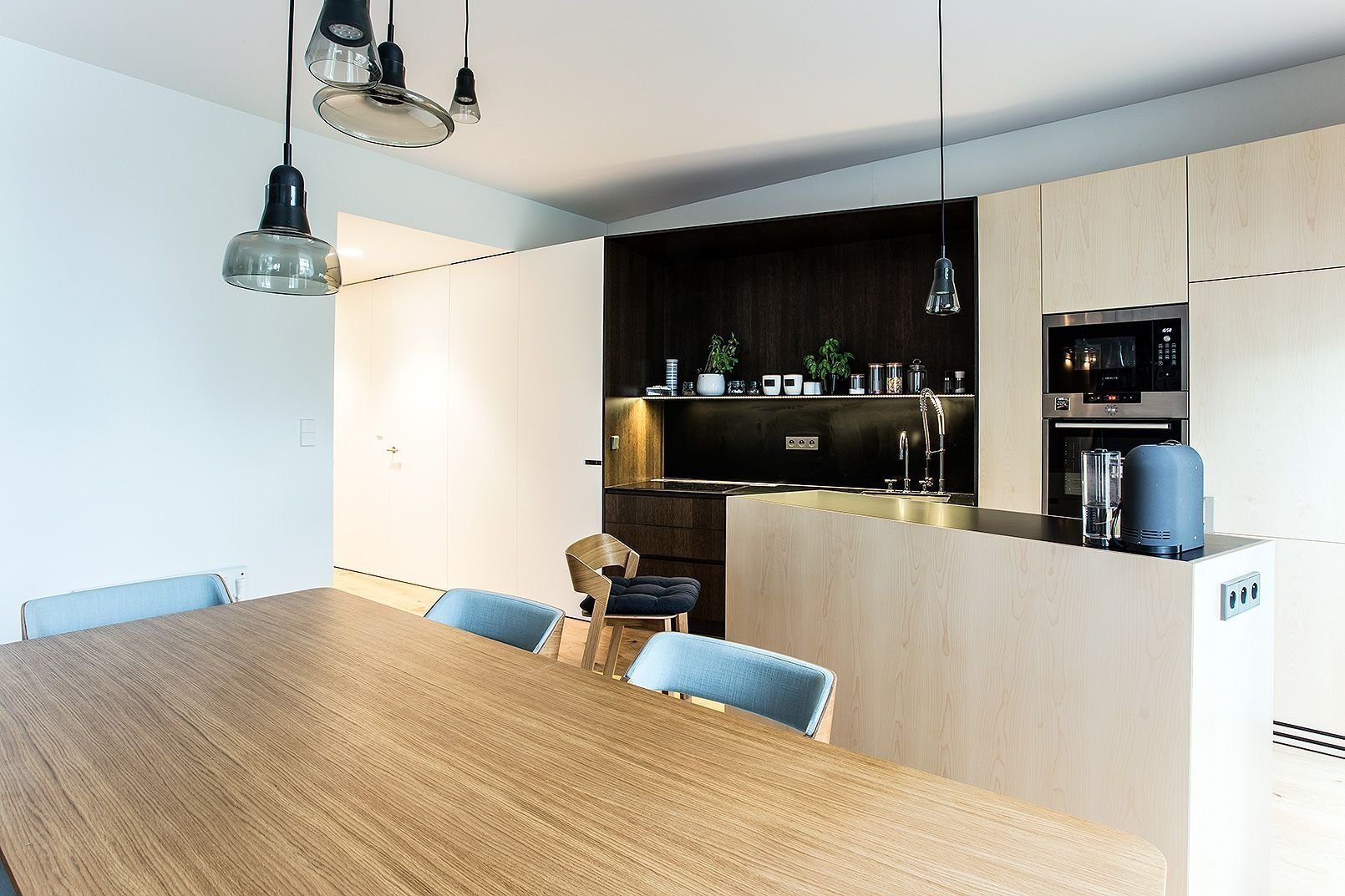 Proměna bytu? Černá mozaika i kuchyň bez horních skříněk