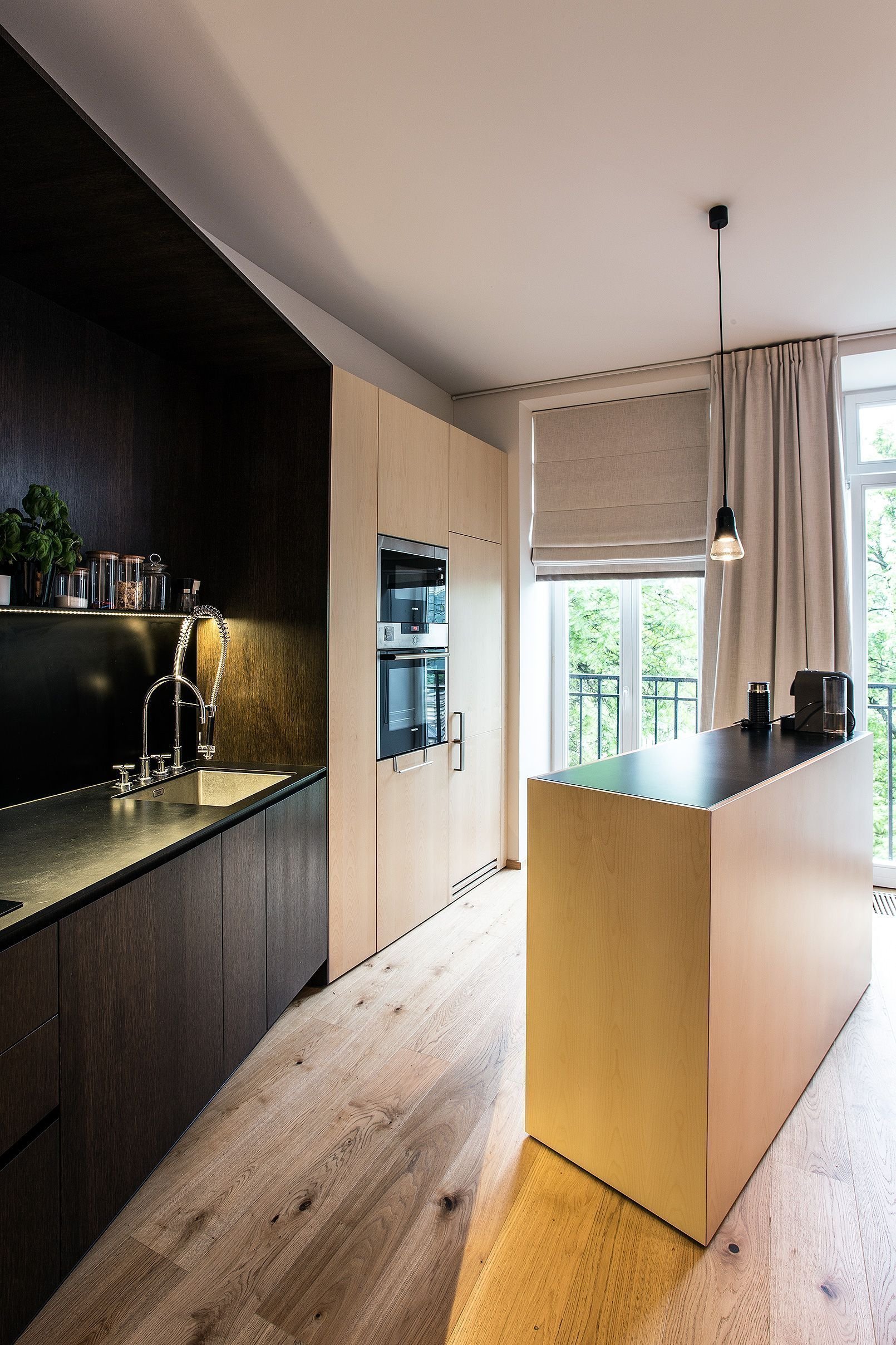 Proměna bytu? Černá mozaika i kuchyň bez horních skříněk