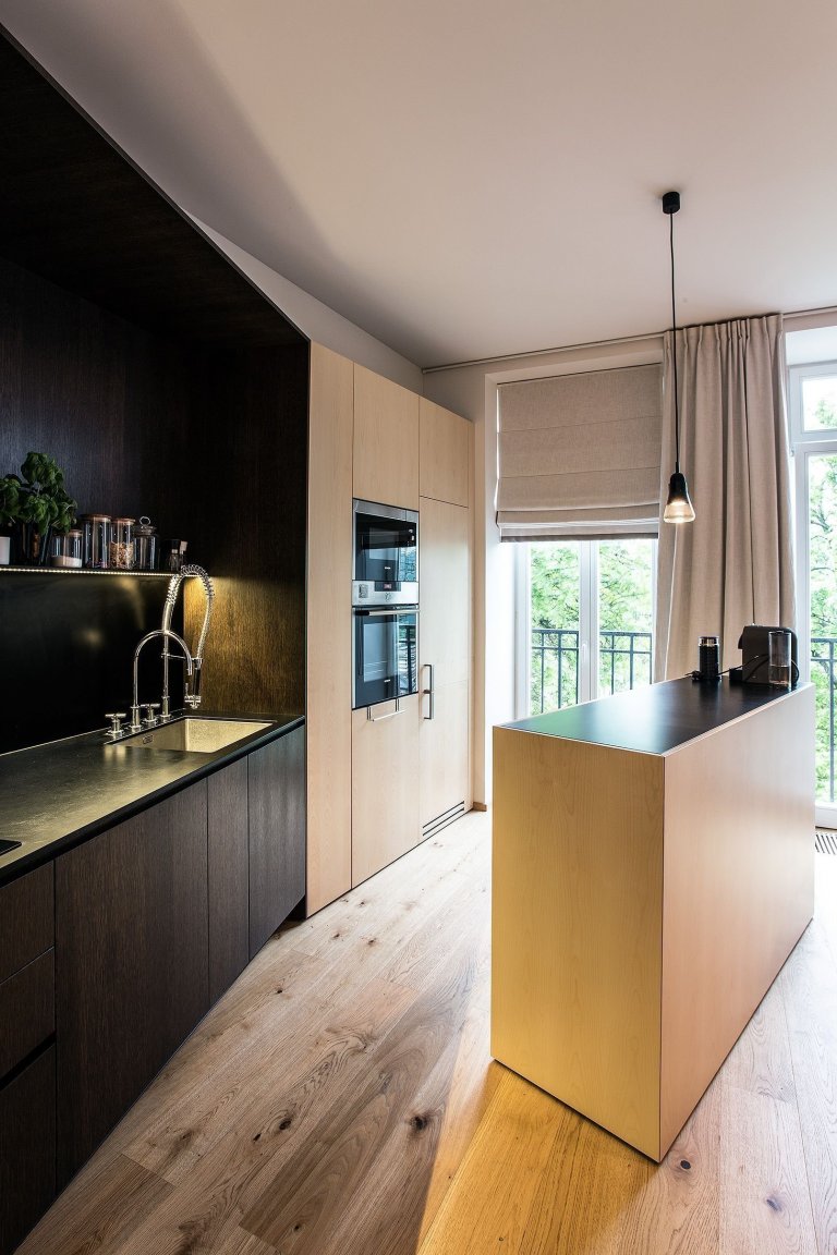 Proměna bytu? Černá mozaika i kuchyň bez horních skříněk