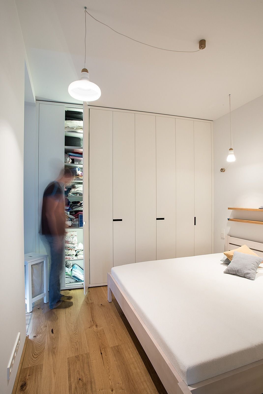 Proměna bytu? Černá mozaika i kuchyň bez horních skříněk