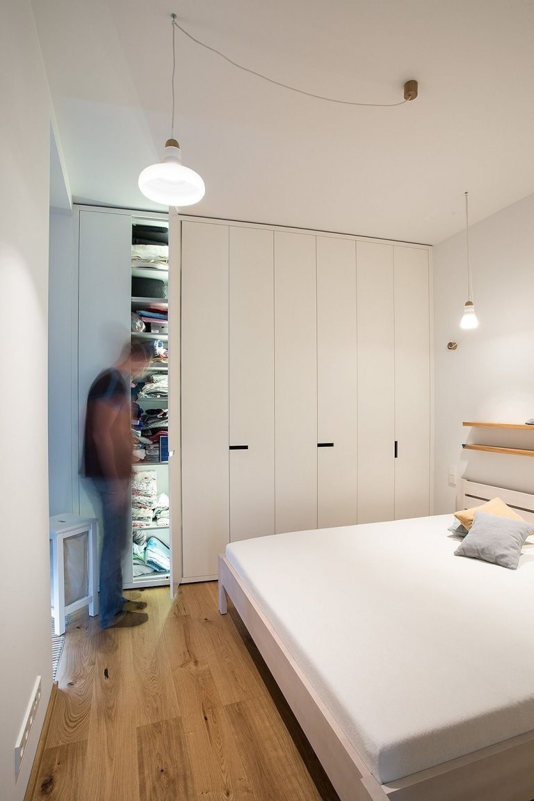 Proměna bytu? Černá mozaika i kuchyň bez horních skříněk