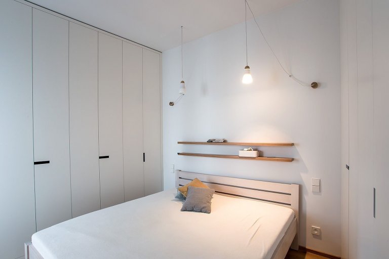 Proměna bytu? Černá mozaika i kuchyň bez horních skříněk