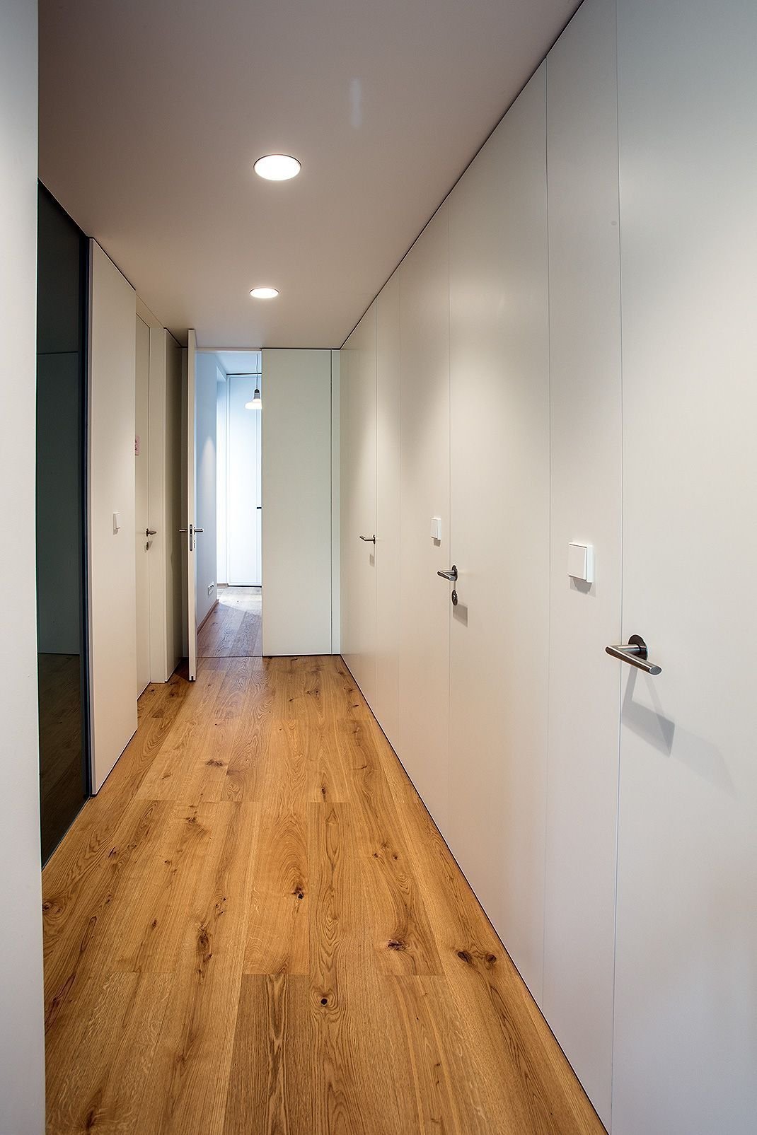 Proměna bytu? Černá mozaika i kuchyň bez horních skříněk