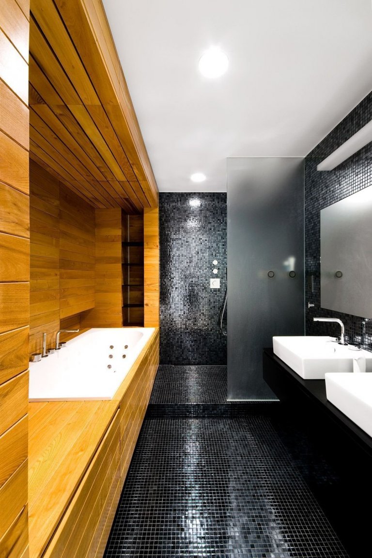 Proměna bytu? Černá mozaika i kuchyň bez horních skříněk