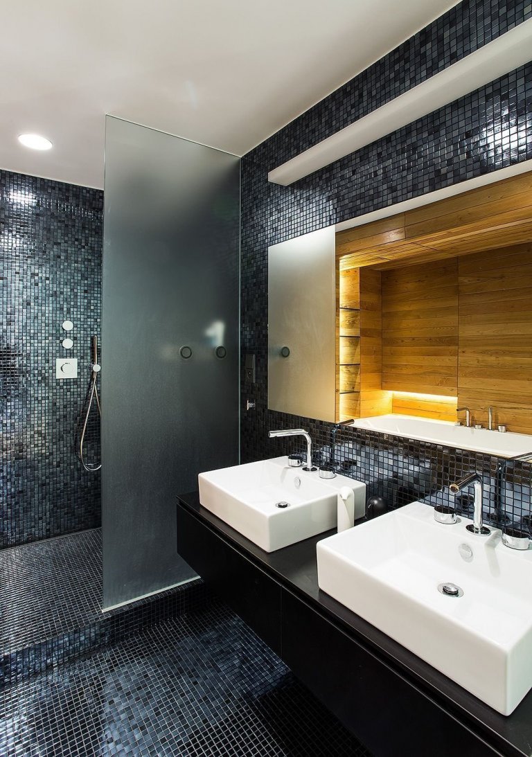 Proměna bytu? Černá mozaika i kuchyň bez horních skříněk