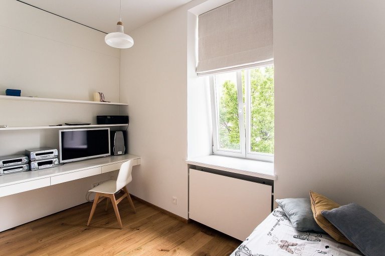 Proměna bytu? Černá mozaika i kuchyň bez horních skříněk