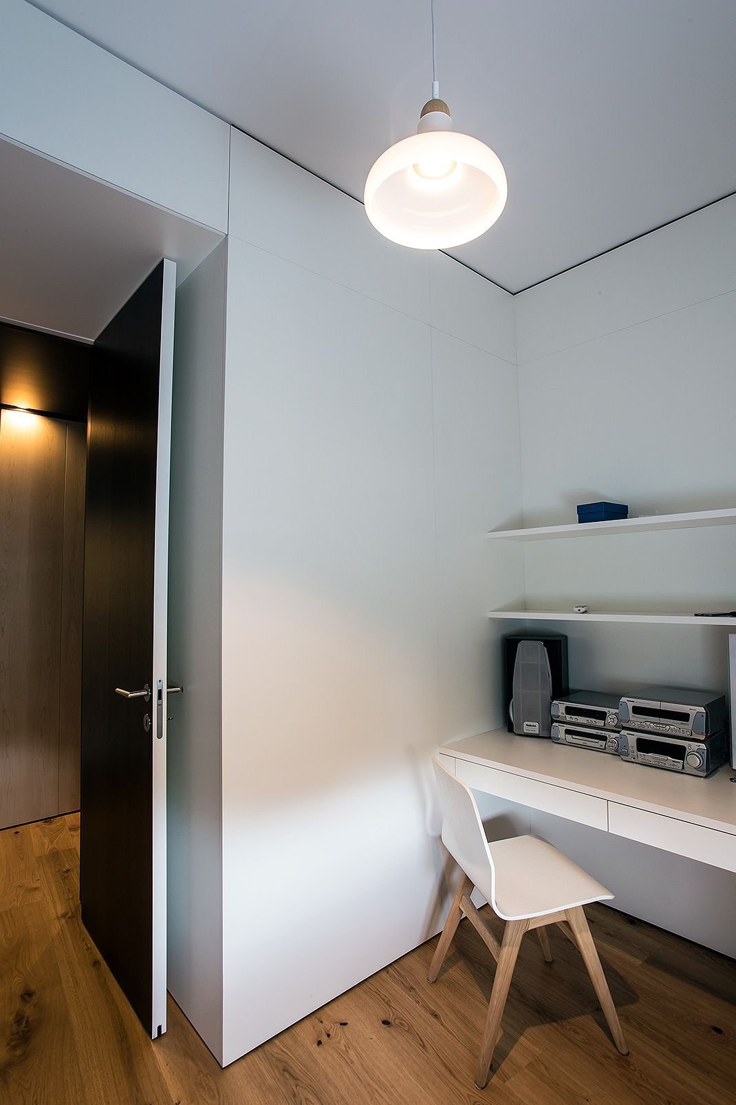 Proměna bytu? Černá mozaika i kuchyň bez horních skříněk