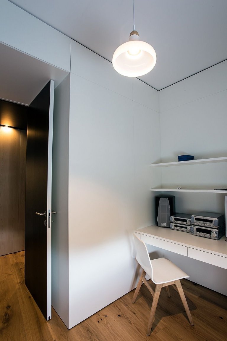 Proměna bytu? Černá mozaika i kuchyň bez horních skříněk